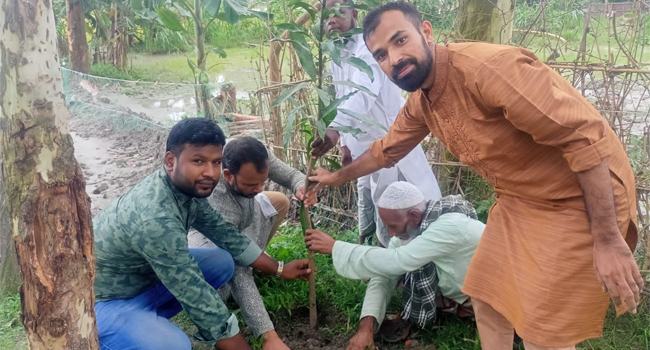 পরিবেশ রক্ষায় বৃক্ষরোপণ শুরু করল ‘পীরগাছা সোসাইটি’