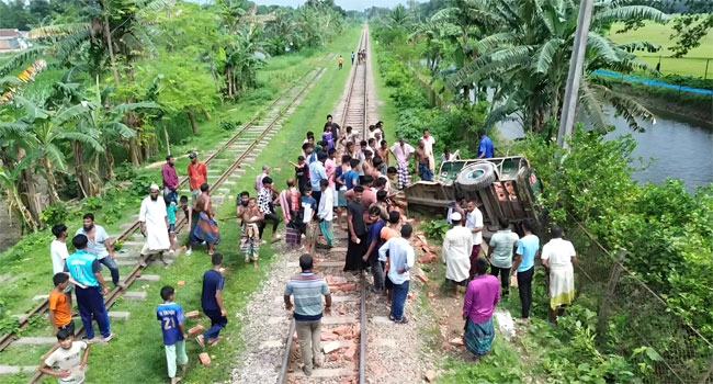 জামালপুরে ট্রেনের ধাক্কায় ভটভটিচালক নিহত