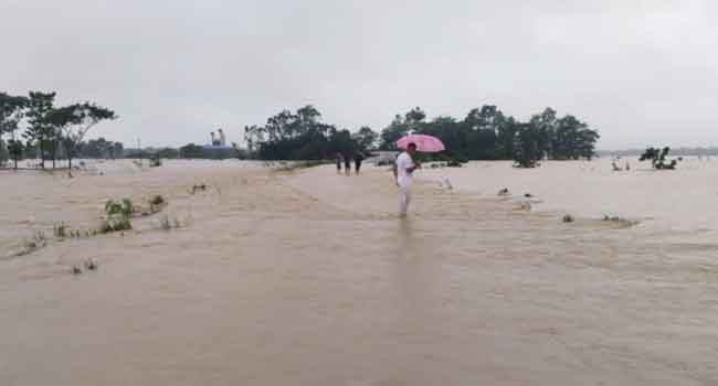 সিলেটে বন্যাকবলিত এলাকায় খাবার ও বিশুদ্ধ পানির সঙ্কট