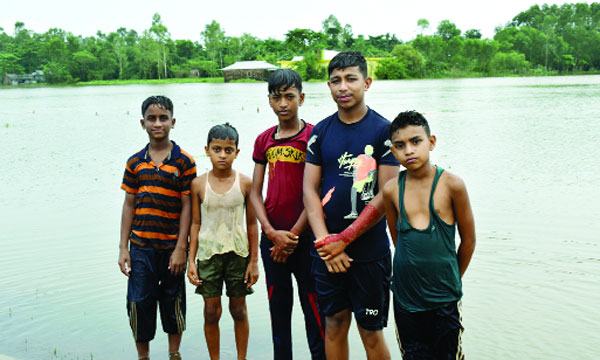 মধুর শৈশবে দুরন্ত শিশু-কিশোররা