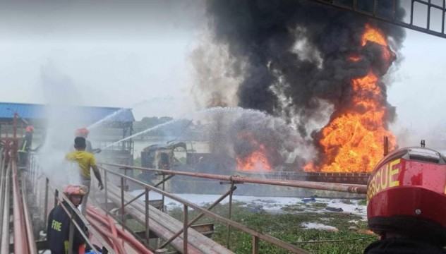 ফতুল্লার বুড়িগঙ্গায় নোঙর করা তেলবাহী ট্রলারে আগুন, নিখোঁজ ৩ শ্রমিক