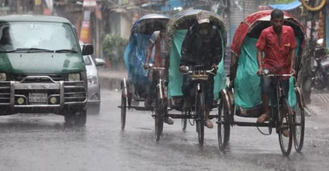 ভারী বর্ষণ রাজধানীতে স্বস্তির সাথে নিয়ে এলো ভোগান্তিও
