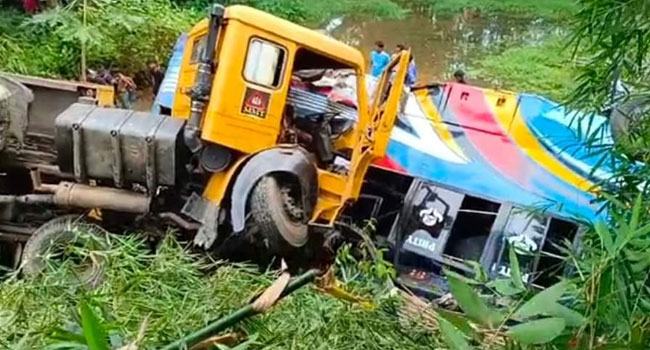 মিরসরাইয়ে লরির ধাক্কায় ১৫ বাসযাত্রী আহত