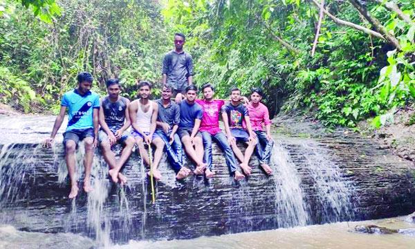 পর্যটকদের পদচারণায় মুখর নাপিত্তাছড়া ঝরনা