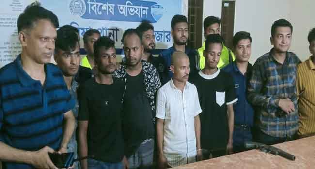 চকরিয়ায় আবাসিক হোটেল থেকে অস্ত্রসহ ৫ ডাকাত গ্রেফতার