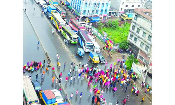 গাজীপুরে গার্মেন্টশ্রমিকদের বিক্ষোভ : সড়ক অবরোধ