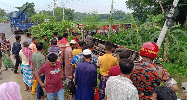 ভালুকায় বাস খাদে, হতাহত ১১