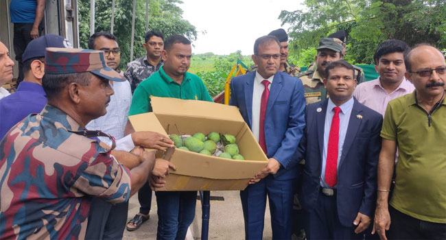 ত্রিপুরার মুখ্যমন্ত্রীর জন্য আম-ইলিশ-মিষ্টি উপহার পাঠালেন প্রধানমন্ত্রী শেখ হাসিনা
