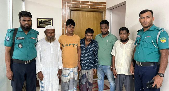 গাজীপুরে ৩ হনুমান, ১৫ টিয়া পাখি উদ্ধার : গ্রেফতার ৫