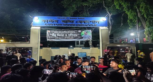 অতিরিক্ত শুল্কায়নে বেনাপোলে পচনশীল পণ্যবাহী ট্রাক আটক