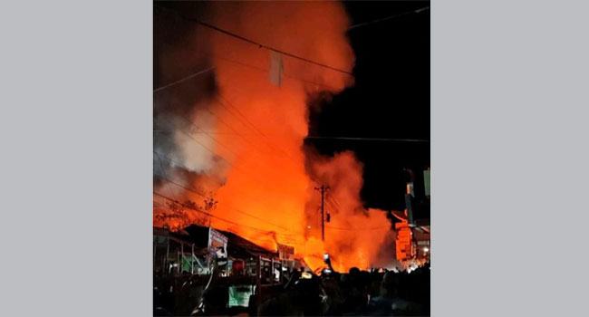 শরণখোলায় আগুনে পুড়েছে ২০ দোকান, আহত ১৬