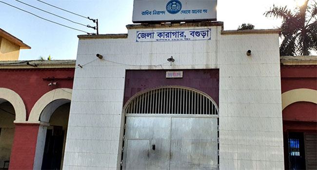 বগুড়ায় ডেপুটি জেলারসহ আরো ২ জন সাসপেন্ড, ৩ জনের বিরুদ্ধে মামলা