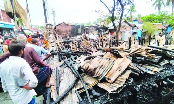 শরণখোলায় আগুনে পুড়েছে ২০ দোকান ১০ কোটি টাকার ক্ষতি