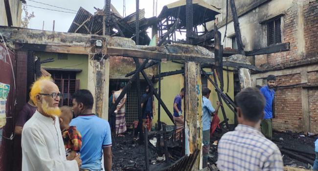 পাথরঘাটায় অগুনে ৪ দোকান পুড়ে ছাই