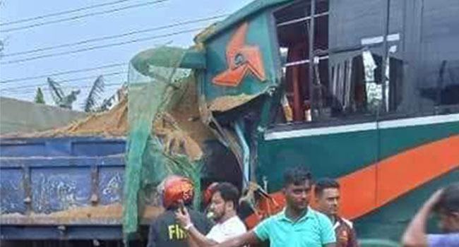 ভালুকায় বাস-ট্রাক সংঘর্ষে চালক নিহত