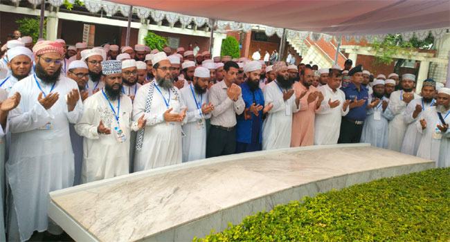 মডেল মসজিদের ইমাম ও মুয়াজ্জিনদের টুঙ্গিপাড়ায় বঙ্গবন্ধুর সমাধিতে শ্রদ্ধা