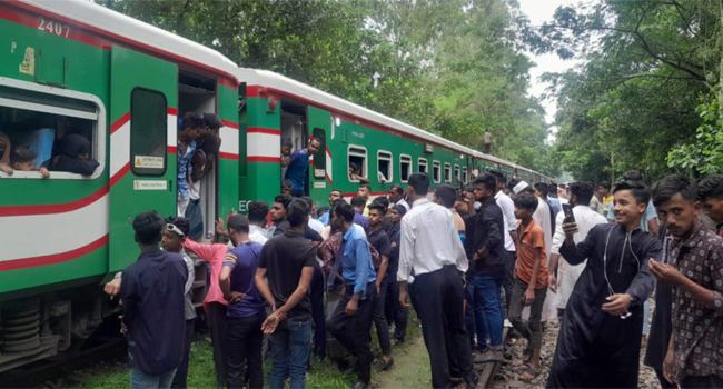 মিরসরাইয়ে ট্রেনের ইঞ্জিনে যান্ত্রিক ত্রুটি, ১ ঘণ্টা পর সচল