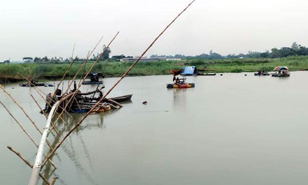 মুন্সীগঞ্জে এক কৃষিজমিতে চলছে ৪ ড্রেজার
