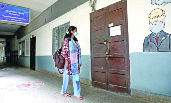 সারা দেশে পাবলিক বিশ্ববিদ্যালয় অচল