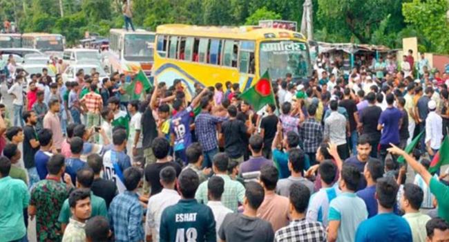 কোটা বাতিলের দাবিতে ঢাকা-আরিচা মহাসড়ক অবরোধ