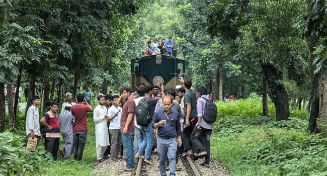 বাকৃবিতে ট্রেন থামিয়ে কোটাবিরোধী আন্দোলন