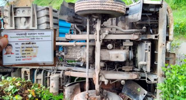 চৌদ্দগ্রামে নিয়ন্ত্রণ হারিয়ে কাভার্ডভ্যানচালক নিহত