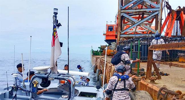 মালয়েশিয়ার সমুদ্রে অনুমতি ছাড়া নোঙর করায় ২৬ বাংলাদেশী ক্রু আটক
