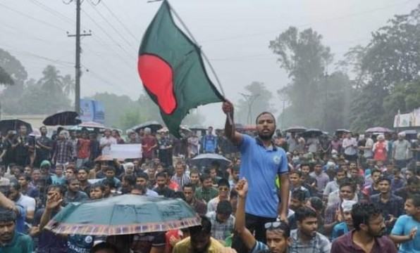 বৃষ্টি উপেক্ষা করে কোটা বাতিলের দাবিতে রাবি শিক্ষার্থীদের বিক্ষোভ