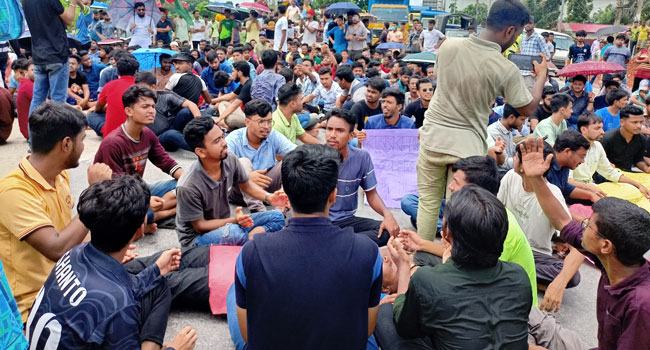 কোটা বাতিলের দাবিতে কুবি শিক্ষার্থীদের বিক্ষোভ, ঢাকা-চট্টগ্রাম মহাসড়ক অবরোধ