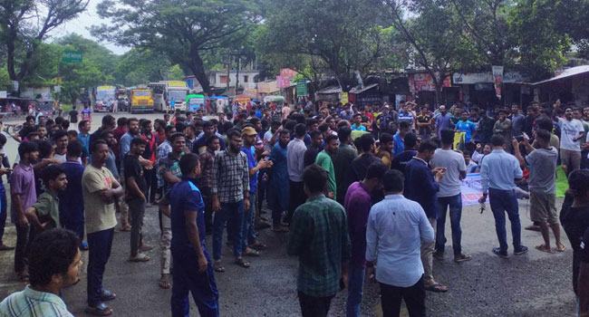 কোটা সংস্কারের দাবিতে ইবির ফটকমুখে মহাসড়ক অবরোধ