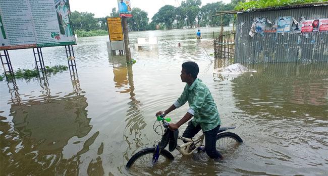 দেওয়ানগঞ্জে বন্যার পানি : শতাধিক পরিবারের আশ্রয় স্কুলে