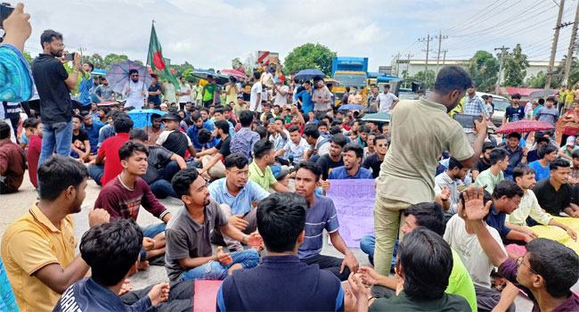 কোটা পুনর্বহালের প্রতিবাদে কুবি শিক্ষার্থীদের বিক্ষোভ, মহাসড়ক অবরোধ