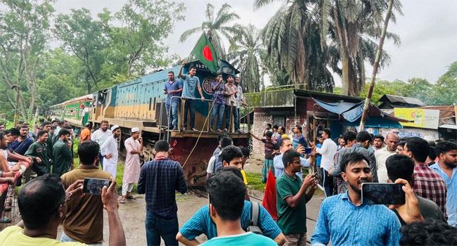 কোটা বাতিলের দাবিতে বাকৃবি শিক্ষার্থীদের ঢাকা-ময়মনসিংহ রেলপথ অবরোধ