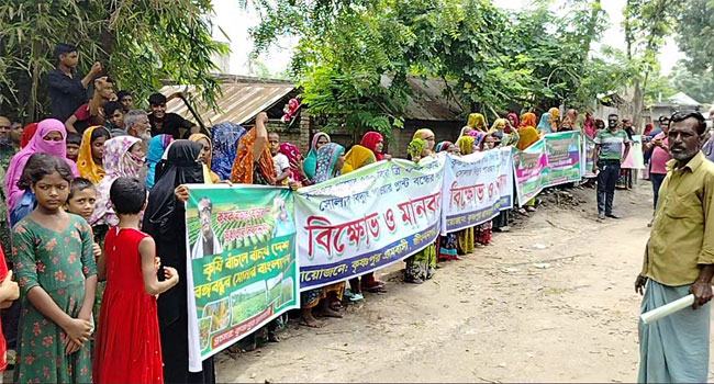 জমি রক্ষায় বিষের বোতল হাতে ও কাফন পরে কৃষকদের বিক্ষোভ
