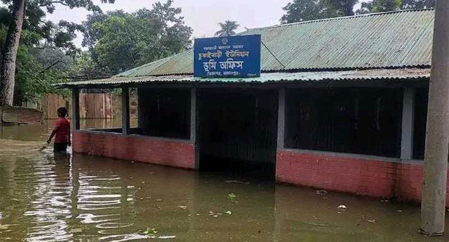 জামালপুরে বন্যা পরিস্থিতির অবনতি, পানিবন্দী ২ লক্ষাধিক মানুষ