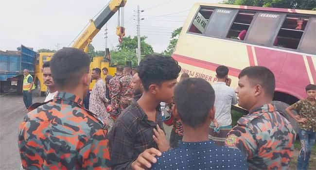 ভাঙ্গায় বাস-পিকআপ সংঘর্ষে নিহত ২, আহত ১০