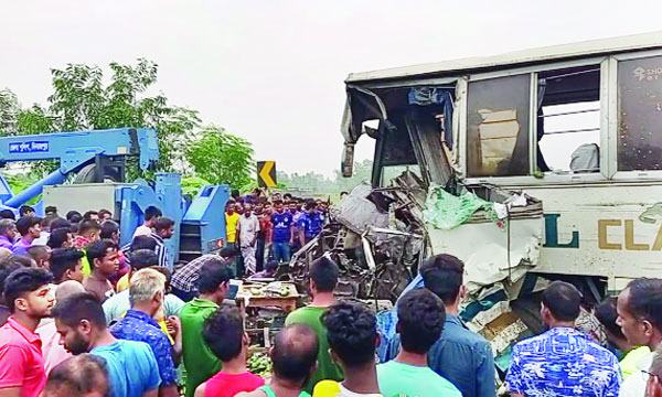 ছুটির দিনে সড়কে ঝরল ১৮ প্রাণ