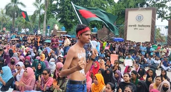 কোটা সংস্কার আন্দোলন : মহাসড়ক অবরোধ রাবি শিক্ষার্থীদের