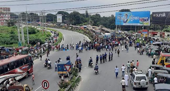 কোটা বাতিলের দাবিতে টাঙ্গাইল মহাসড়ক অবরোধ