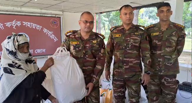 বান্দরবানে বন্যায় ক্ষতিগ্রস্ত ১৫০ পরিবারকে খাদ্য সহায়তা দিয়েছে সেনাবাহিনী
