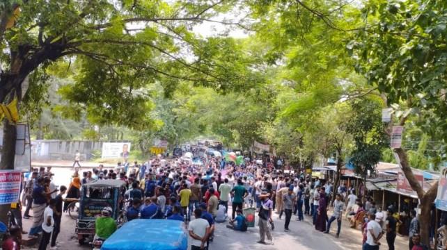 কোটা সংস্কারের দাবিতে মহাসড়ক অবরোধ করে পাবিপ্রবি শিক্ষার্থীদের বিক্ষোভ