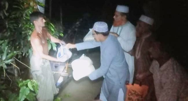 গভীর রাতেও বন্যার্তদের মাঝে সুন্দরগঞ্জ জামায়াতের ত্রাণ বিতরণ