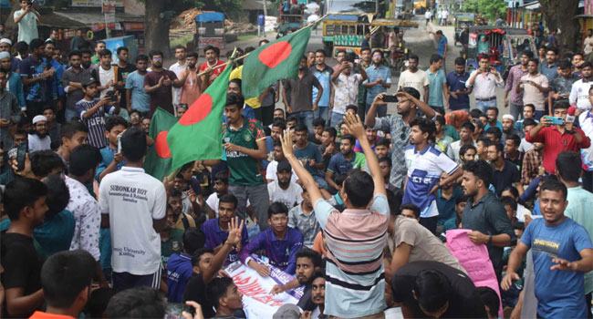 ক্লাস বর্জন করে ইবি শিক্ষার্থীদের মহাসড়ক অবরোধ