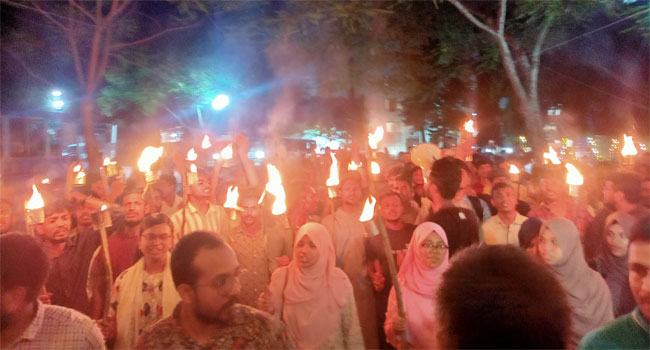 কুবিতে কোটা পুনর্বহালের প্রতিবাদে মশাল মিছিল, অবরোধের হুঁশিয়ারি