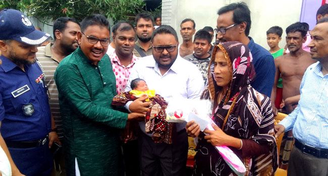 বাঁশের সাঁকোয় জন্ম নেয়া সেই নবজাতককে দেখতে গেলেন উপজেলা প্রশাসনের কর্মকর্তারা
