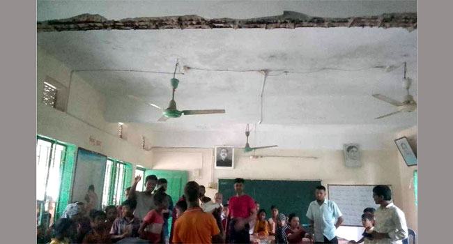 রাজাপুরে স্কুলছাদের পলেস্তরাসহ ভিম ধসে ৫ ছাত্র আহত, আতঙ্কে ক্লাস বর্জন