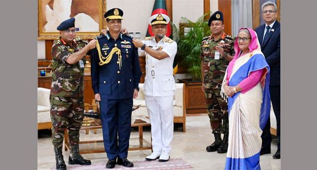বিমান বাহিনী প্রধানের এয়ার চিফ মার্শাল র‌্যাংক পরিধান