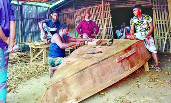 নৌকা তৈরিতে ব্যস্ত পোরশার কারিগররা