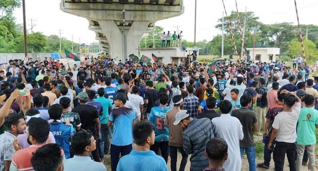 কোটা বাতিলের দাবিতে রেলপথ অবরোধ করলেন রাবি শিক্ষার্থীরা