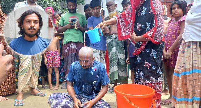 প্রেমে ব্যর্থ হয়ে মাথা ন্যাড়া করে দুধ দিয়ে যুবকের গোসল
